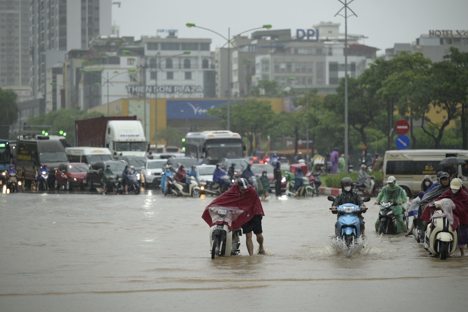 Hà Nội mưa như trút từ đêm tới sáng, người dân &#34;bơi&#34; đi làm trong &#34;biển nước&#34; - 15