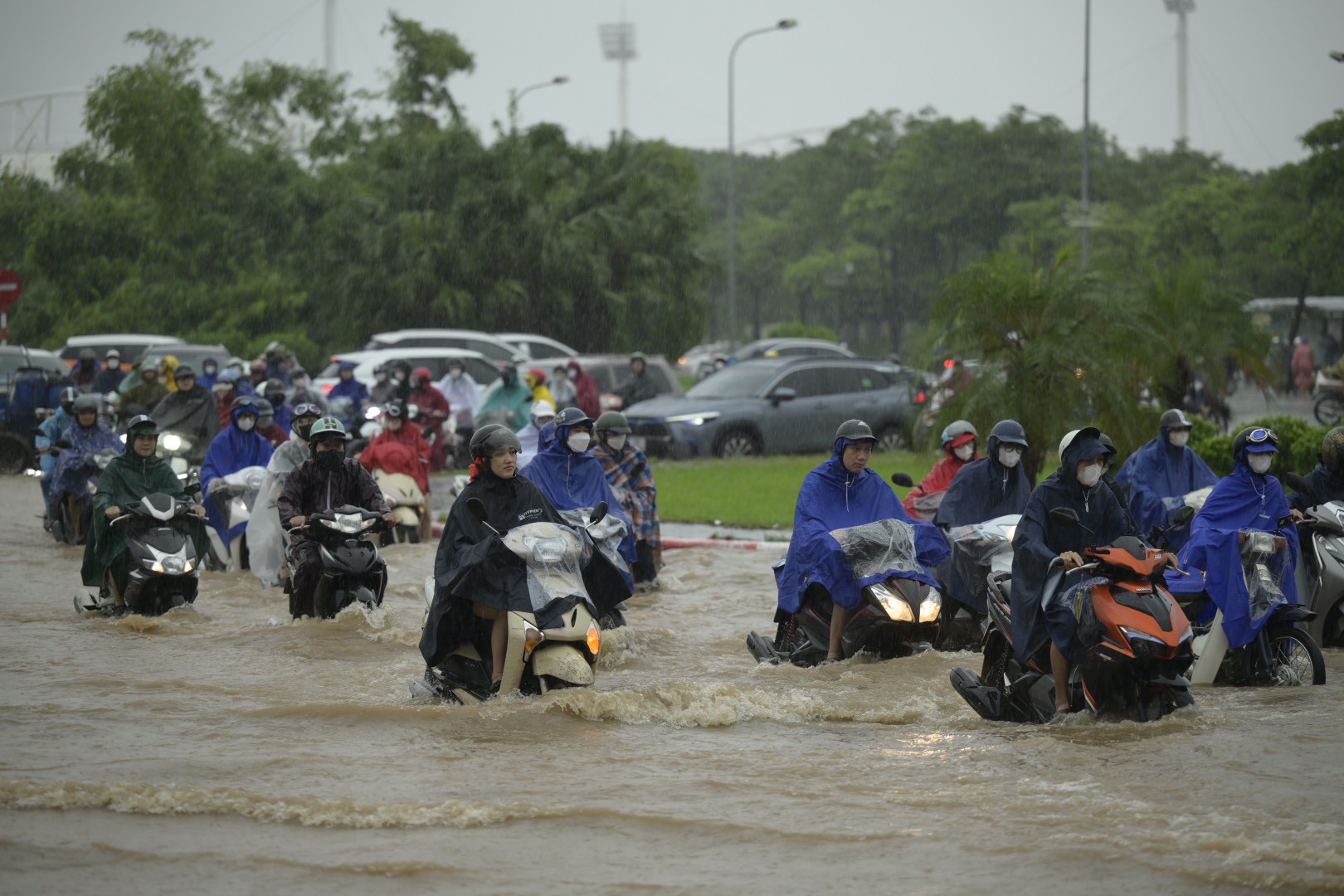 Hà Nội mưa như trút từ đêm tới sáng, người dân &#34;bơi&#34; đi làm trong &#34;biển nước&#34; - 13