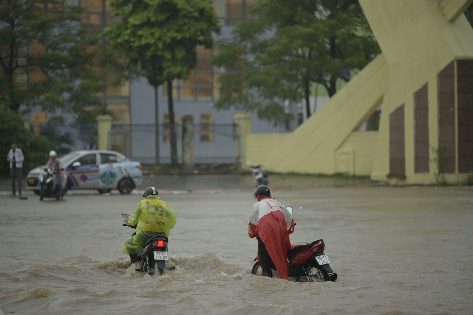 Hà Nội mưa như trút từ đêm tới sáng, người dân &#34;bơi&#34; đi làm trong &#34;biển nước&#34; - 16