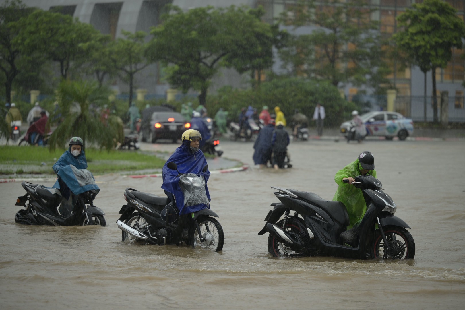 Nhiều phương tiện chết máy trên đường Lê Đức Thọ