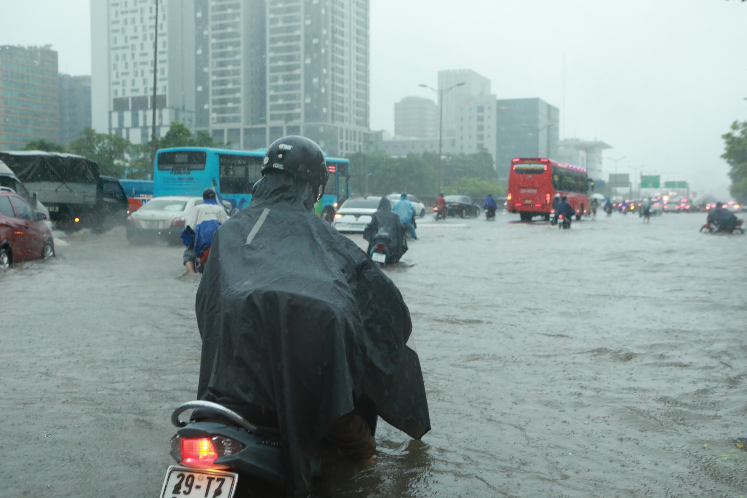 Hà Nội mưa như trút từ đêm tới sáng, người dân &#34;bơi&#34; đi làm trong &#34;biển nước&#34; - 23