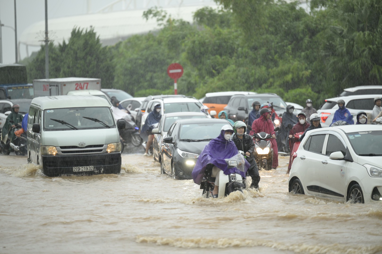 Hà Nội mưa như trút từ đêm tới sáng, người dân &#34;bơi&#34; đi làm trong &#34;biển nước&#34; - 12