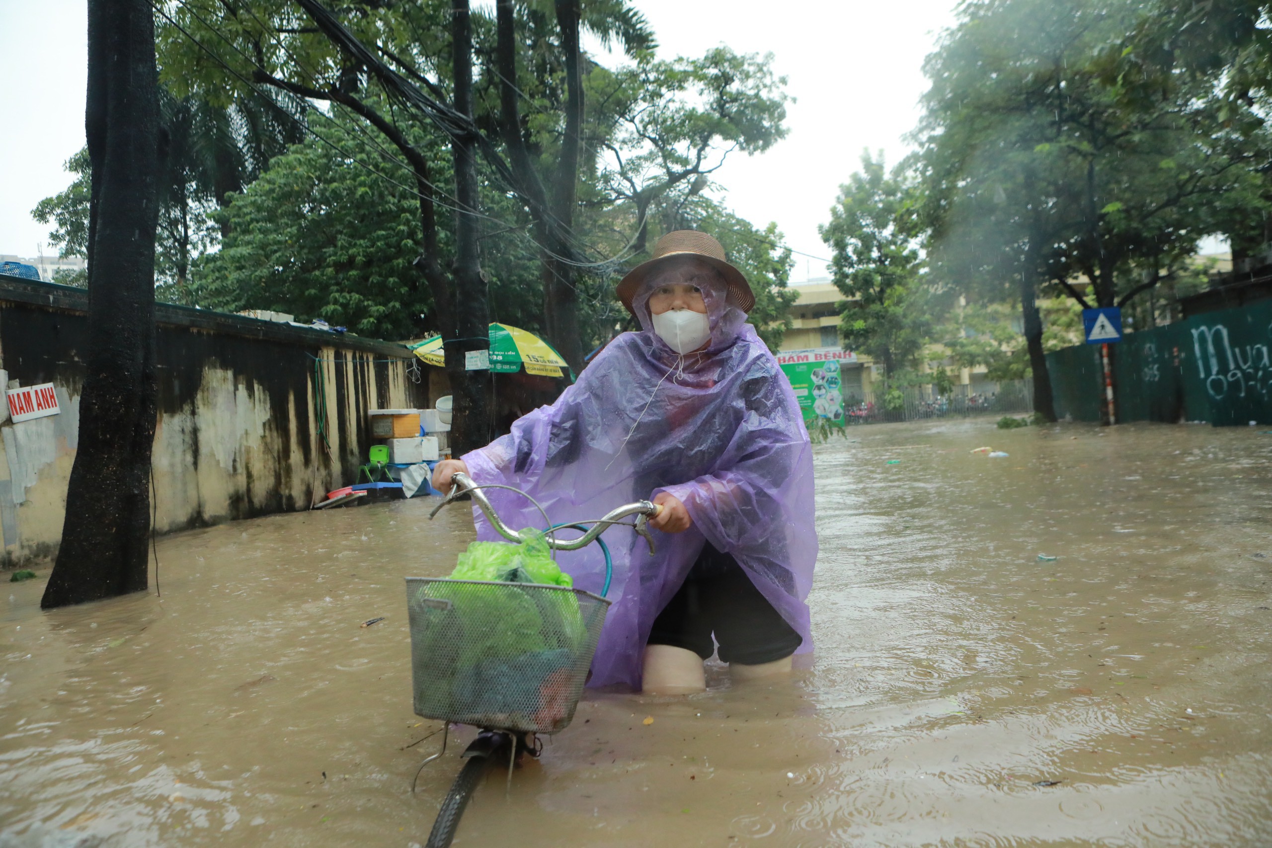 Hà Nội mưa như trút từ đêm tới sáng, người dân &#34;bơi&#34; đi làm trong &#34;biển nước&#34; - 3