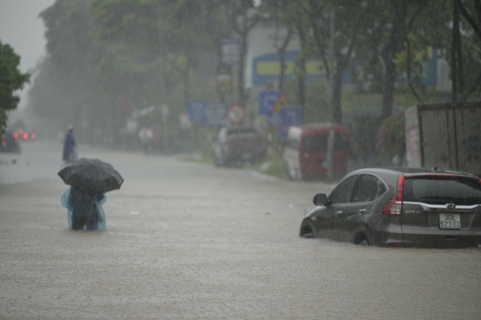 Hà Nội mưa như trút từ đêm tới sáng, người dân &#34;bơi&#34; đi làm trong &#34;biển nước&#34; - 30