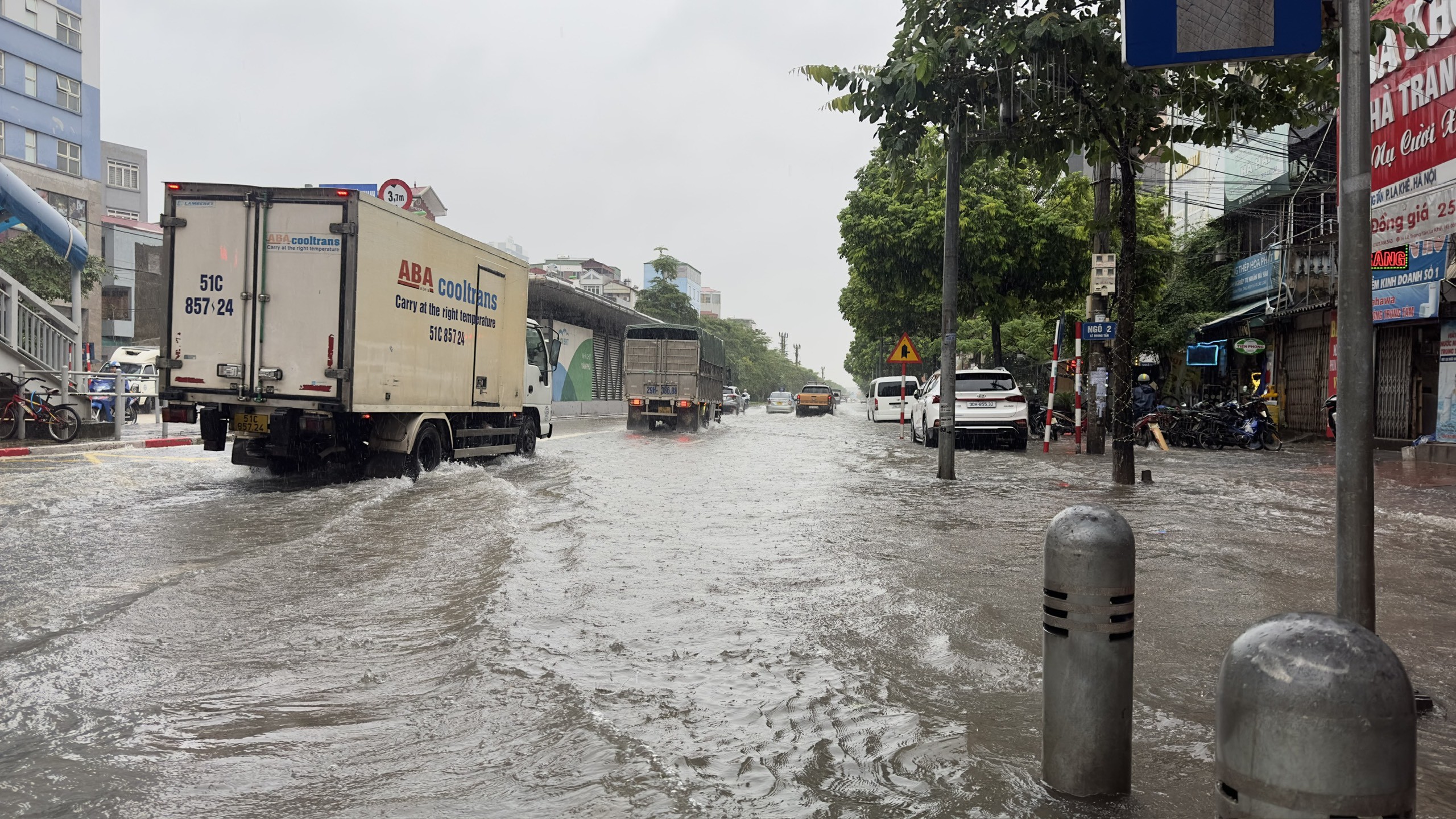 Nước ngập sâu, tràn lên vỉa hè đường Lê Trọng Tấn, đoạn giao với đường Quang Trung, quận Hà Đông.