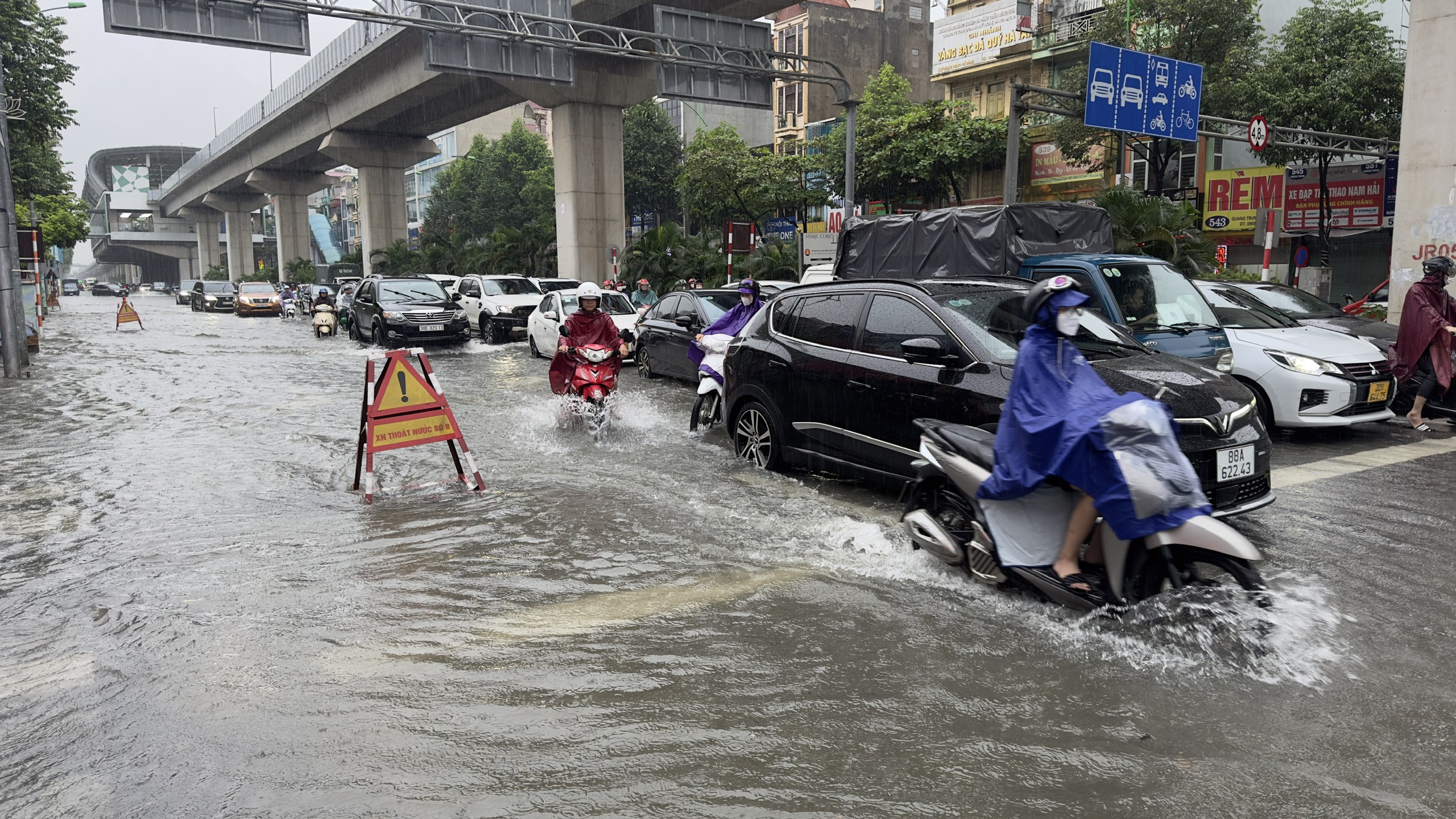 Đường Quang Trung (đoạn giữa&nbsp;ngã tư Lê Trọng Tấn - Quang Trung kéo dài tới ga La Khê) ngập sâu cả 2 chiều.