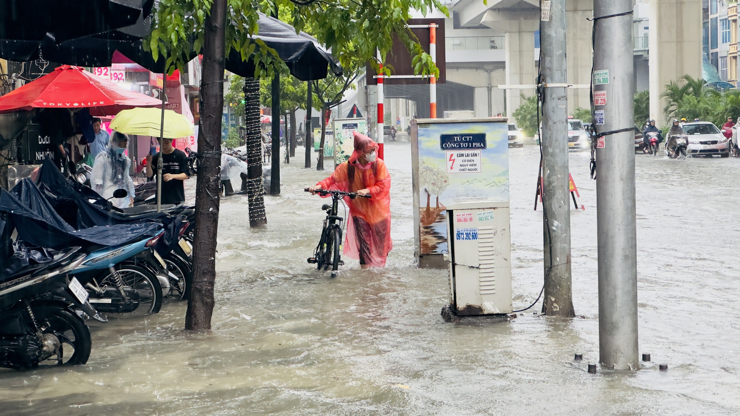 Hà Nội mưa như trút từ đêm tới sáng, người dân &#34;bơi&#34; đi làm trong &#34;biển nước&#34; - 39