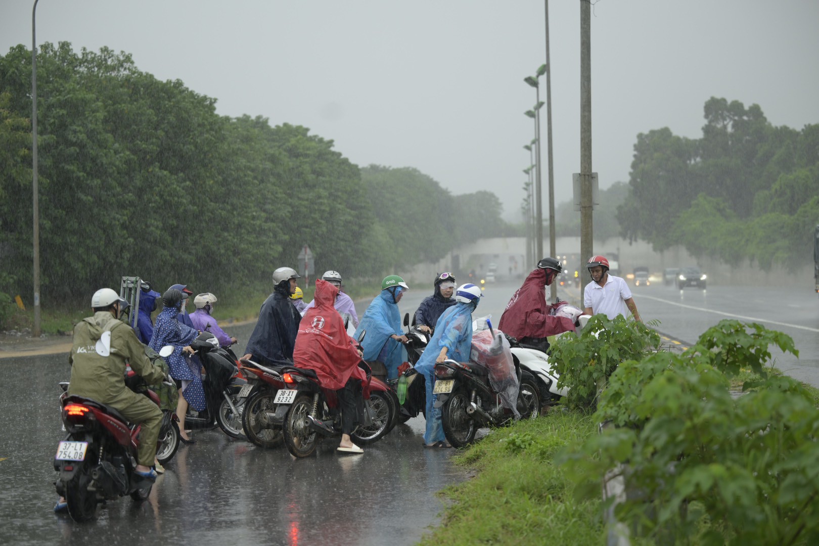 Hà Nội mưa như trút từ đêm tới sáng, người dân &#34;bơi&#34; đi làm trong &#34;biển nước&#34; - 28