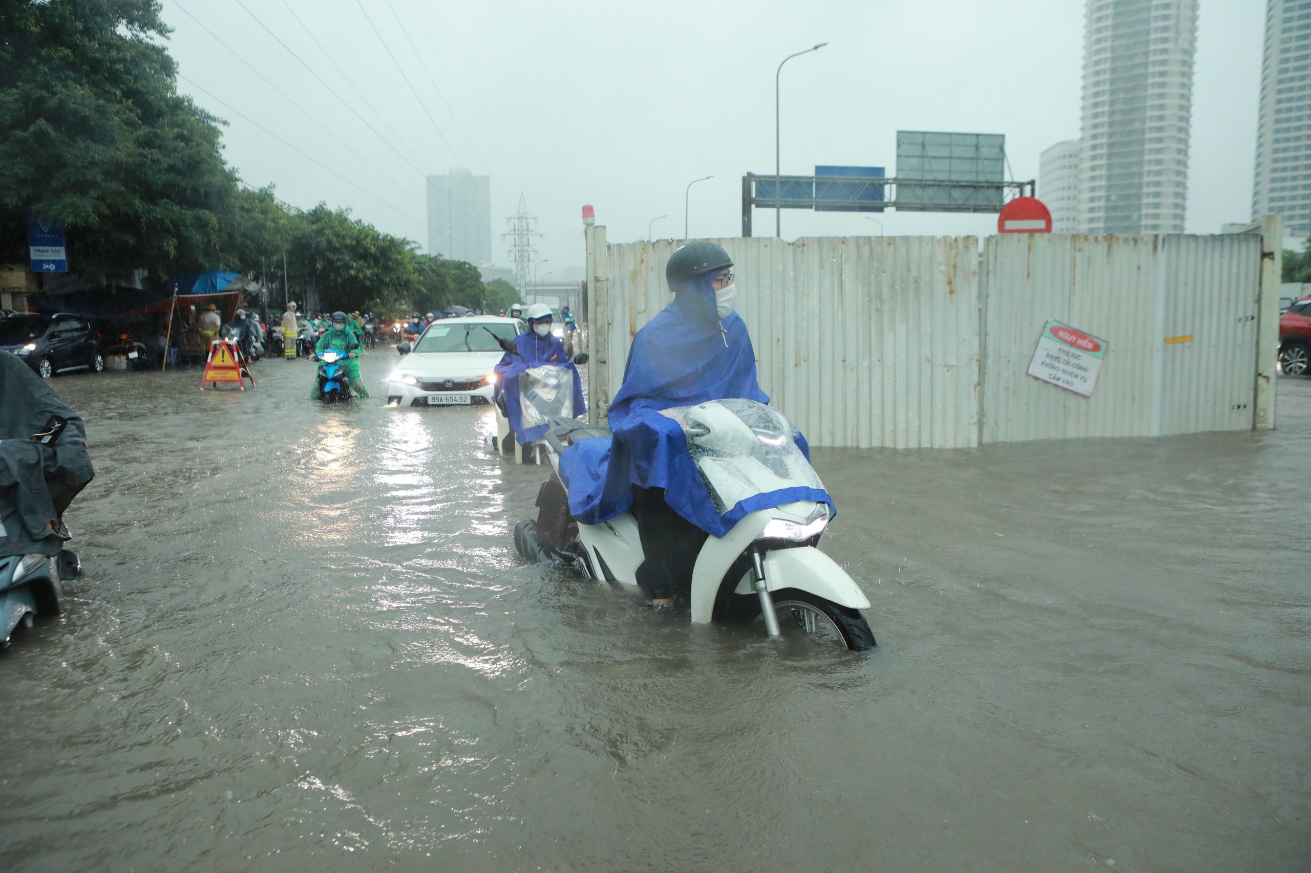 Nhiều xe chết máy khi di chuyển trên&nbsp;đường Phạm Hùng