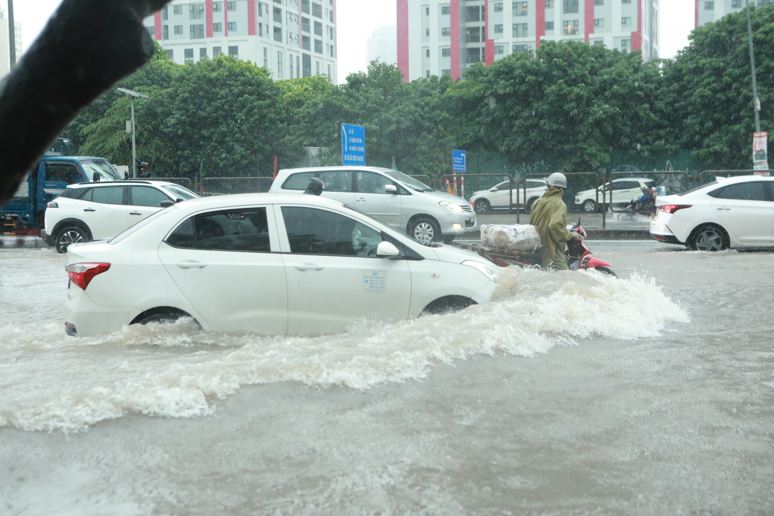 Hà Nội mưa như trút từ đêm tới sáng, người dân &#34;bơi&#34; đi làm trong &#34;biển nước&#34; - 22