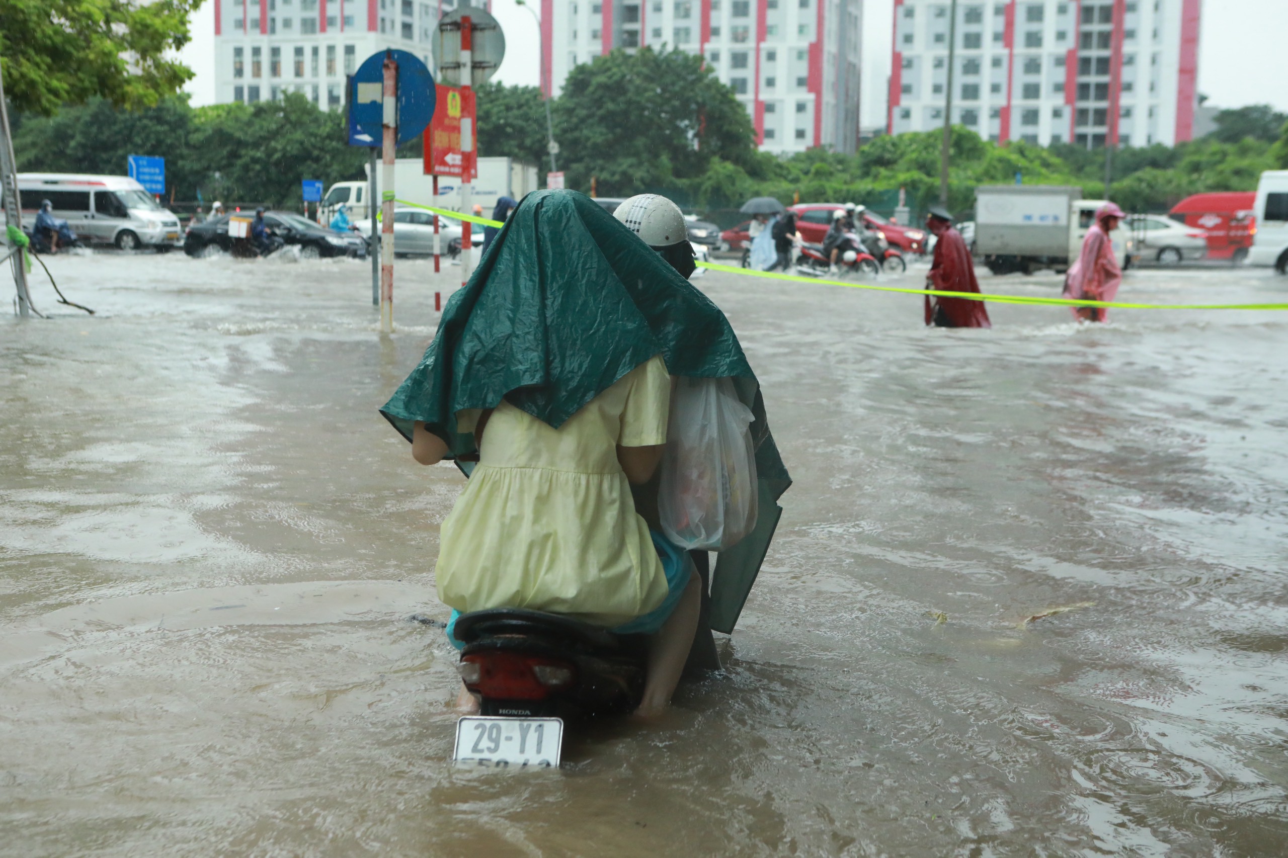 Nước ngập lút bánh xe