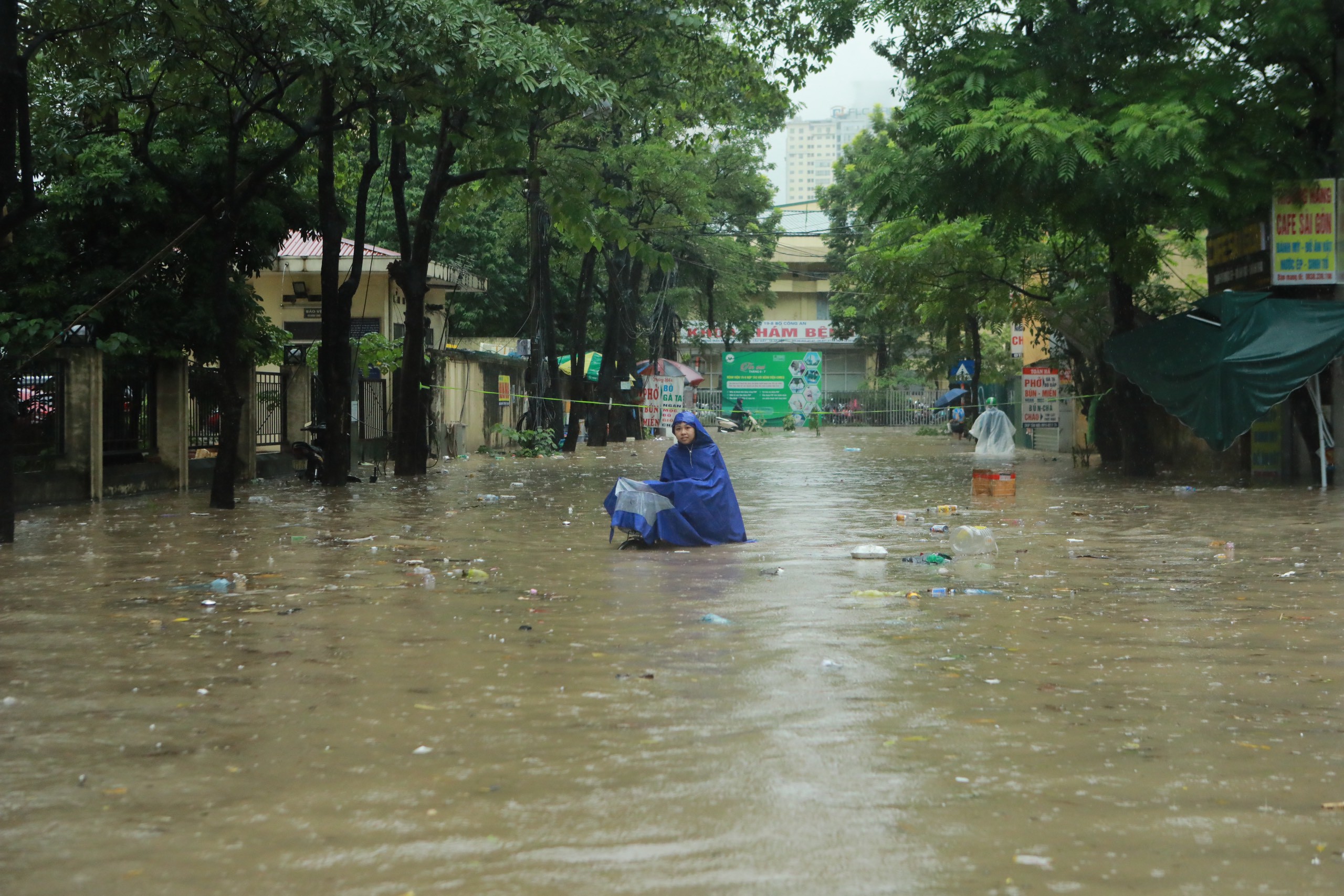 Người dân vất vả bơi trong "biển nước" để đi làm