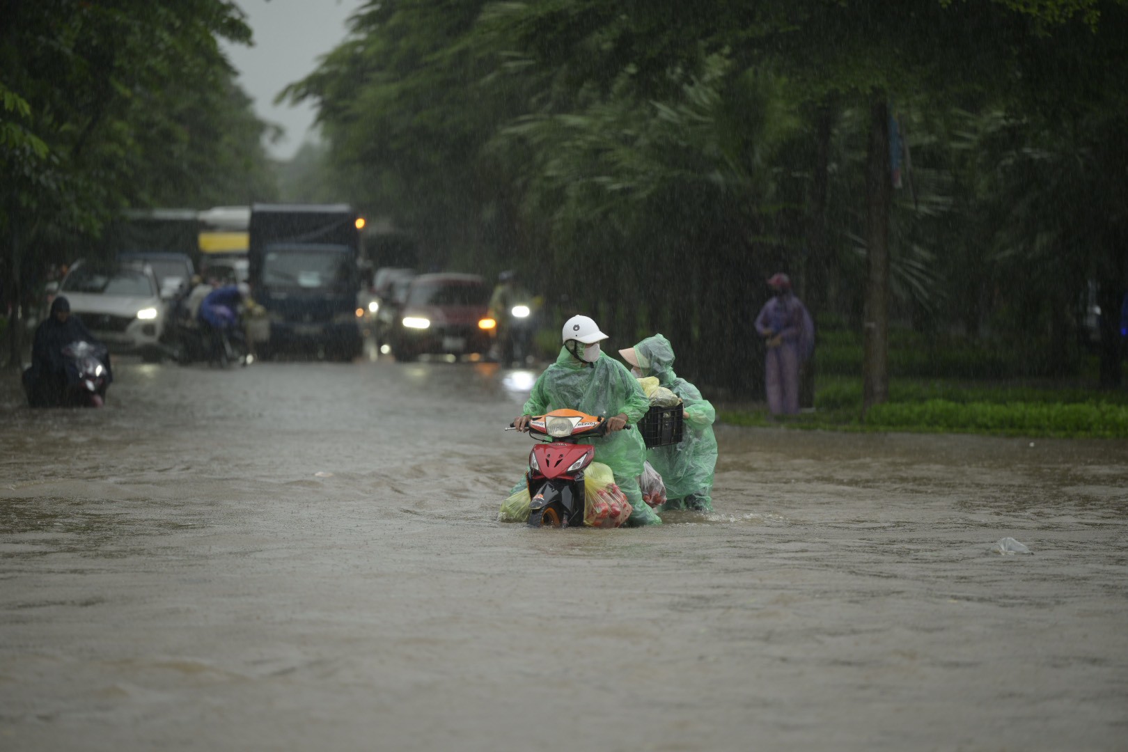 Hà Nội mưa như trút từ đêm tới sáng, người dân &#34;bơi&#34; đi làm trong &#34;biển nước&#34; - 6