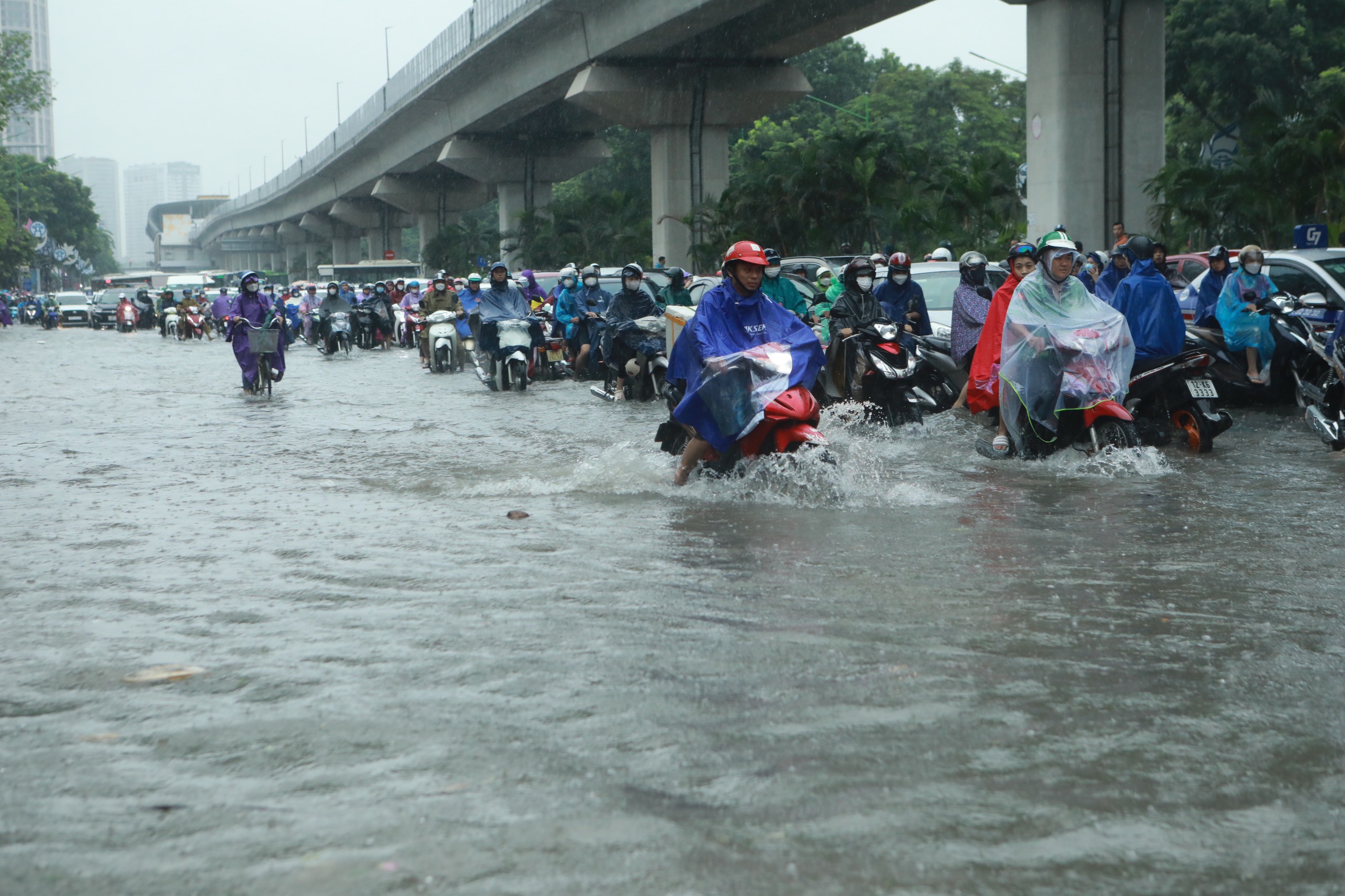 Hà Nội mưa như trút từ đêm tới sáng, người dân &#34;bơi&#34; đi làm trong &#34;biển nước&#34; - 41