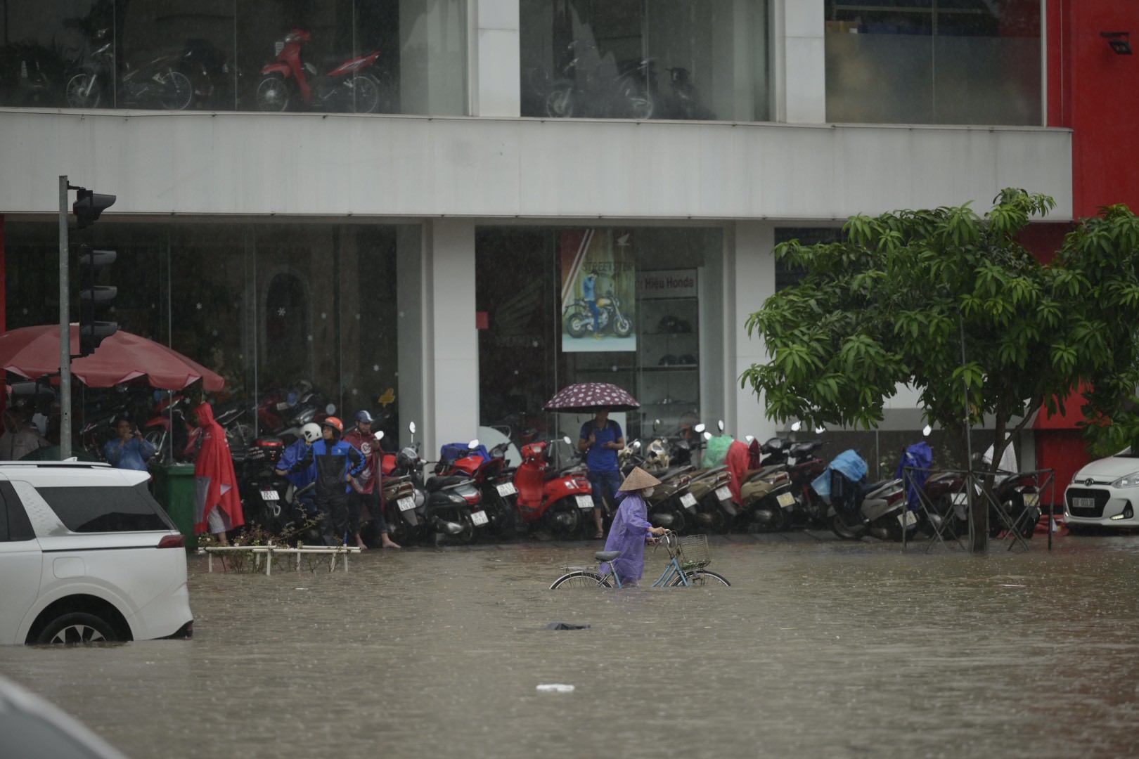 Hà Nội mưa như trút từ đêm tới sáng, người dân &#34;bơi&#34; đi làm trong &#34;biển nước&#34; - 34