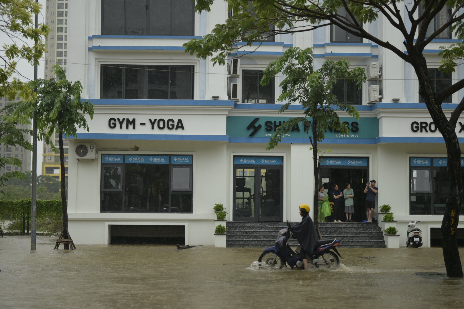 Hà Nội mưa như trút từ đêm tới sáng, người dân &#34;bơi&#34; đi làm trong &#34;biển nước&#34; - 35