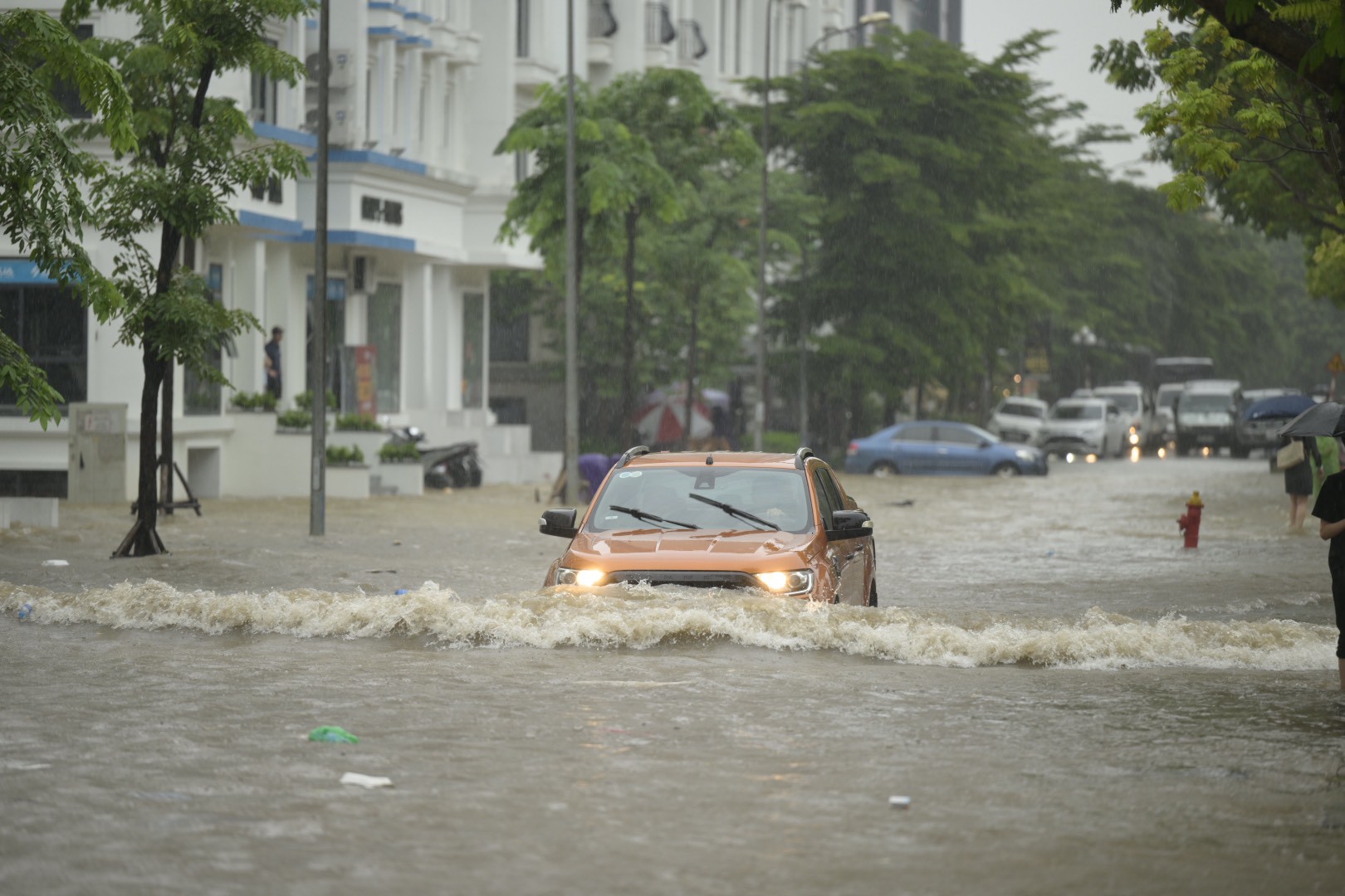 Hà Nội mưa như trút từ đêm tới sáng, người dân &#34;bơi&#34; đi làm trong &#34;biển nước&#34; - 36