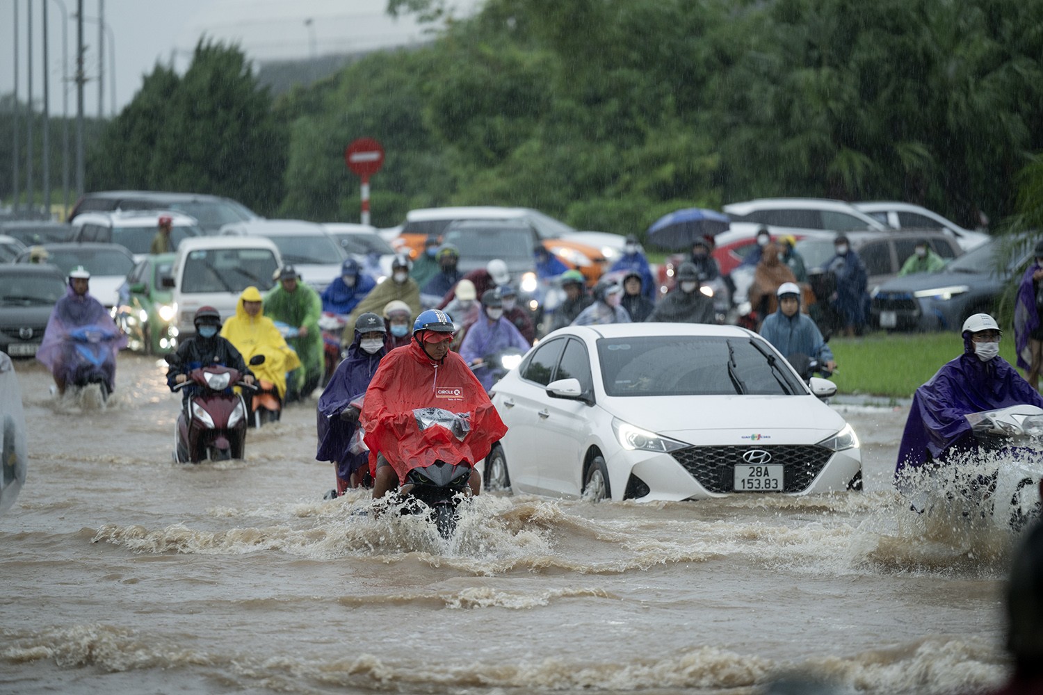 Nghề đặc biệt “hốt” bạc triệu trong ngày Hà Nội mưa ngập - 1