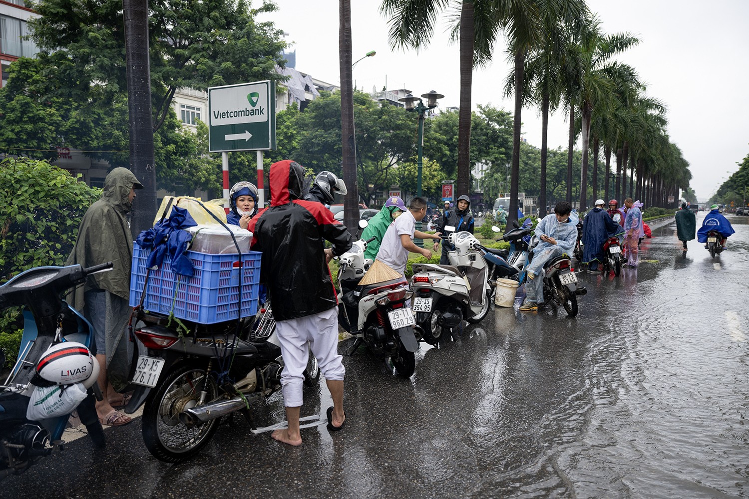Nghề đặc biệt “hốt” bạc triệu trong ngày Hà Nội mưa ngập - 11