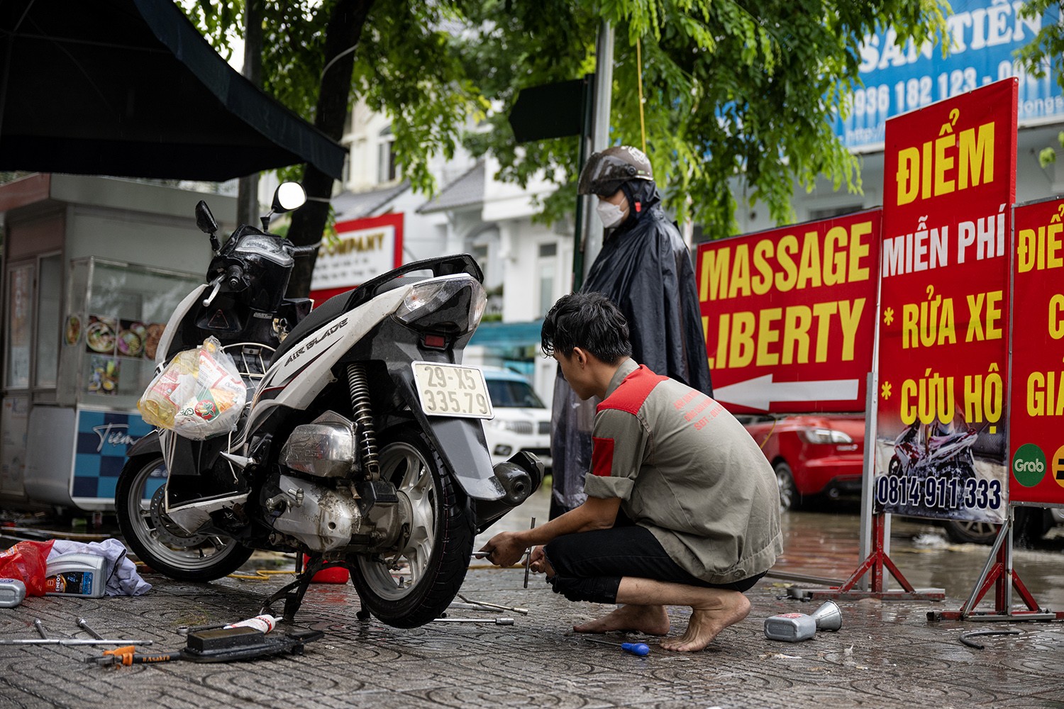 Nghề đặc biệt “hốt” bạc triệu trong ngày Hà Nội mưa ngập - 13