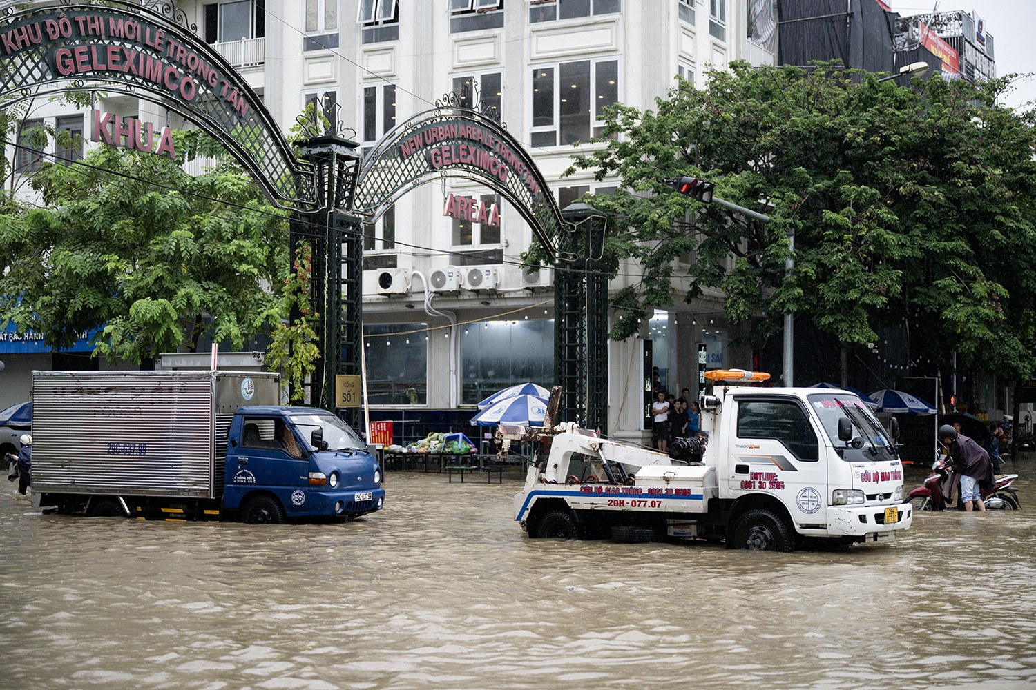 Nghề đặc biệt “hốt” bạc triệu trong ngày Hà Nội mưa ngập - 15