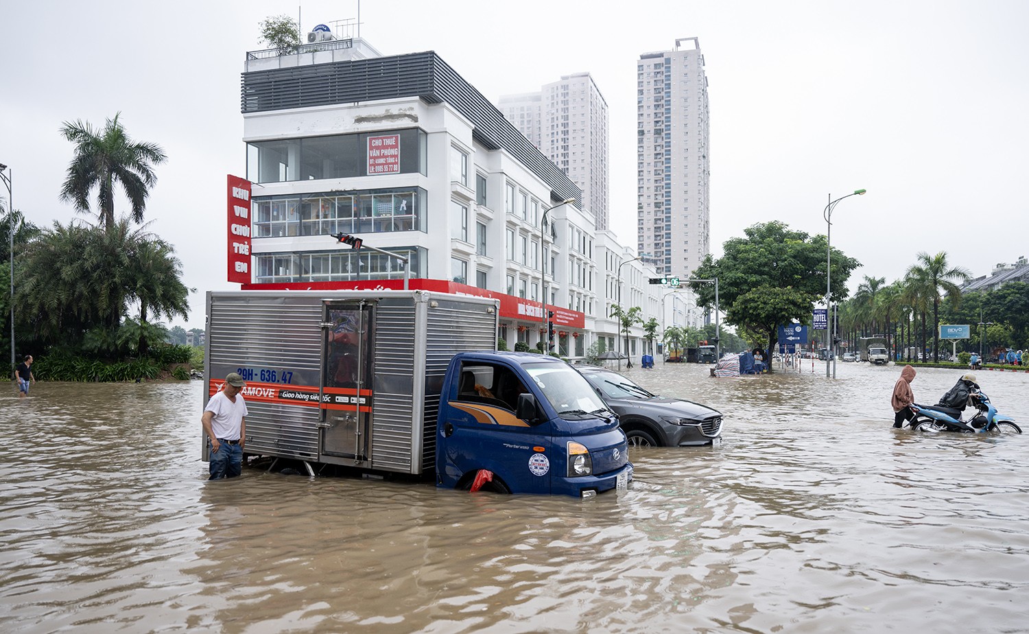 Nghề đặc biệt “hốt” bạc triệu trong ngày Hà Nội mưa ngập - 2