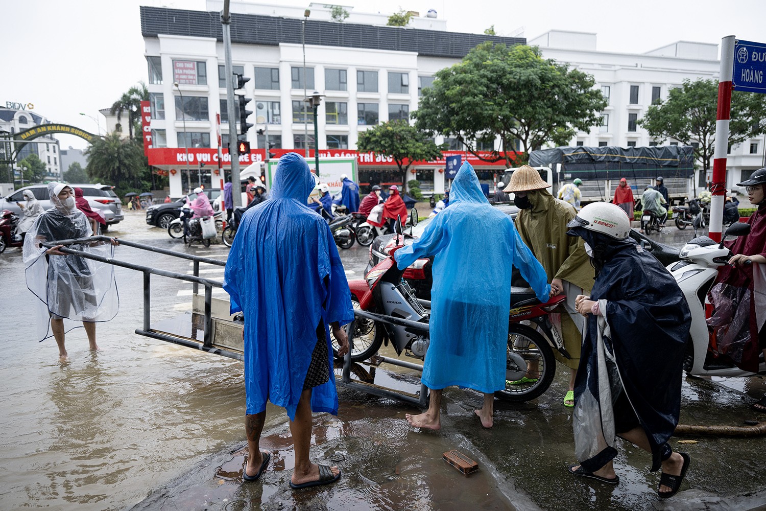 Nghề đặc biệt “hốt” bạc triệu trong ngày Hà Nội mưa ngập - 4