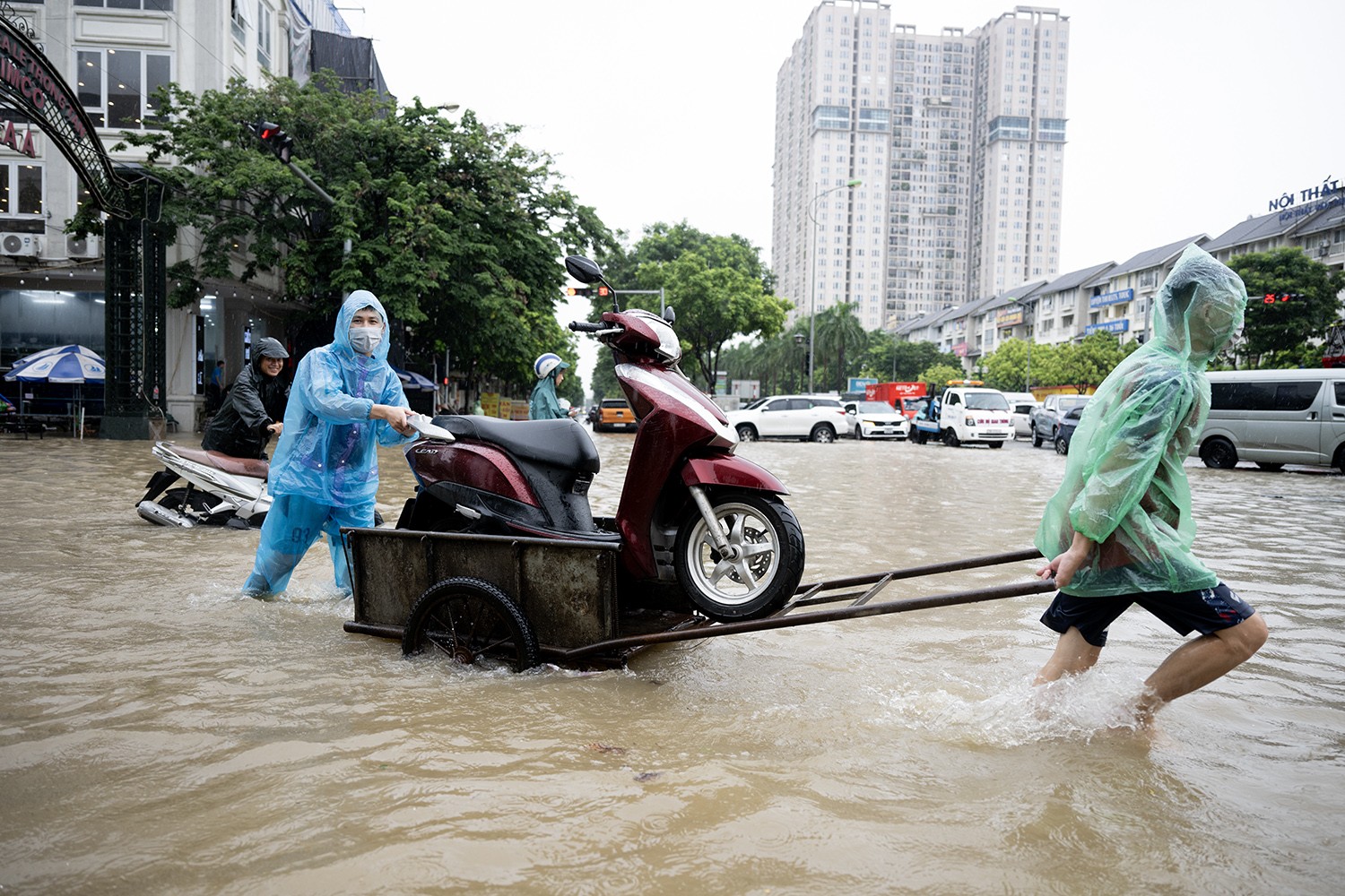 Nghề đặc biệt “hốt” bạc triệu trong ngày Hà Nội mưa ngập - 5