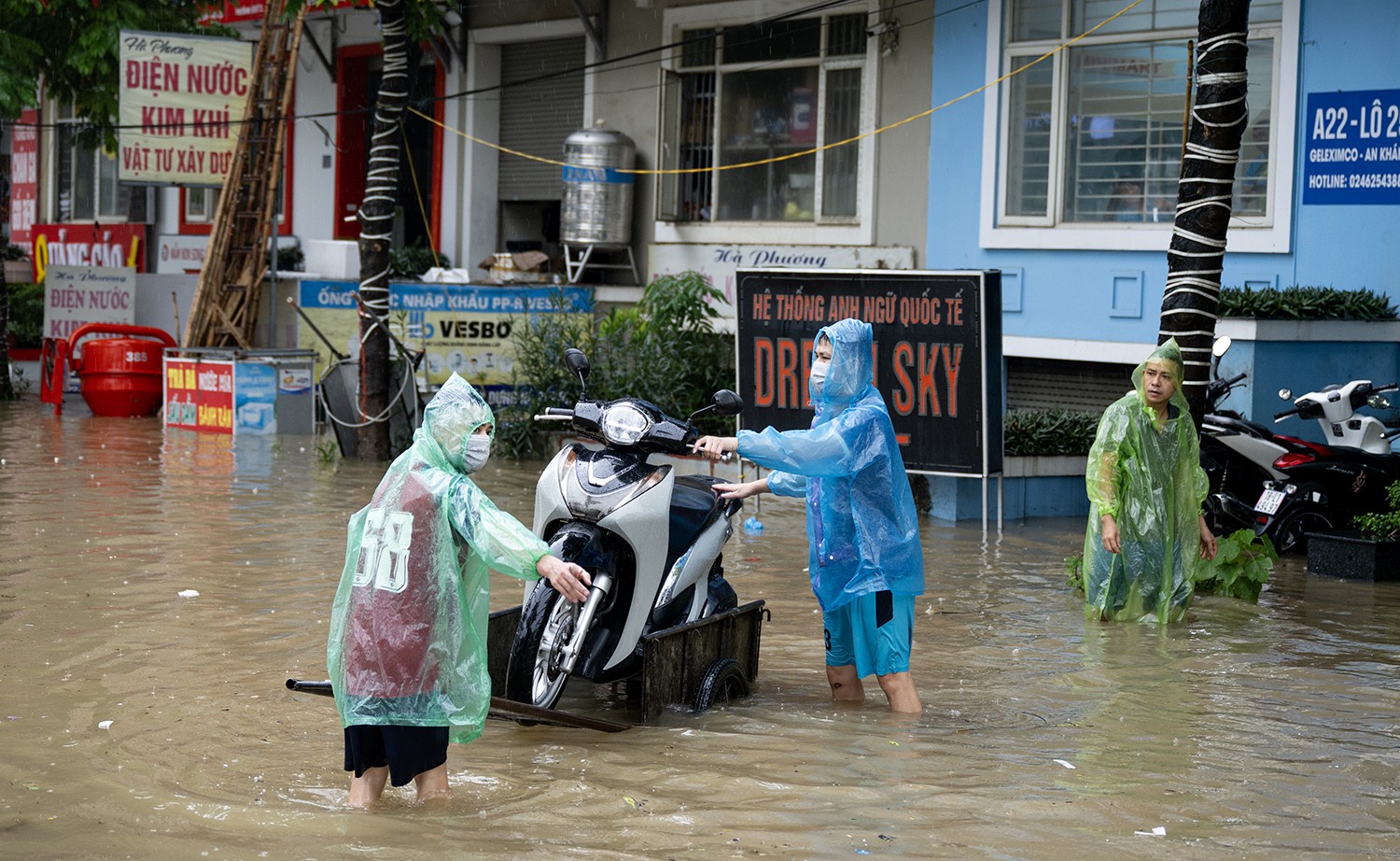 Nghề đặc biệt “hốt” bạc triệu trong ngày Hà Nội mưa ngập - 7