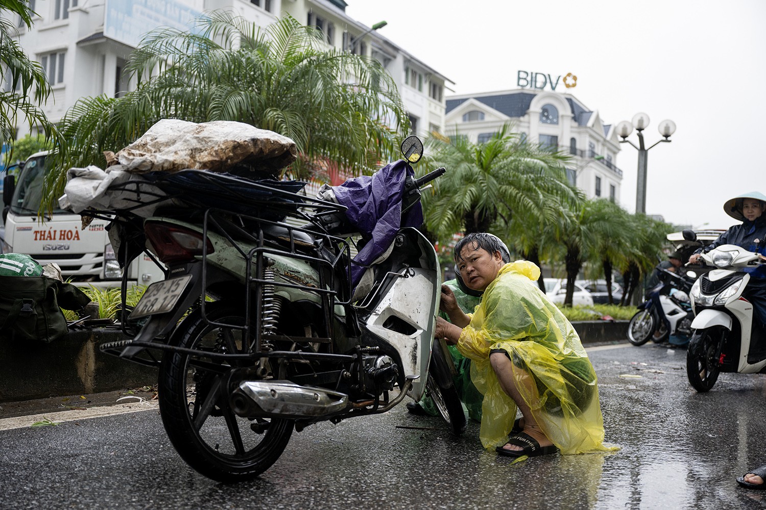 Nghề đặc biệt “hốt” bạc triệu trong ngày Hà Nội mưa ngập - 8