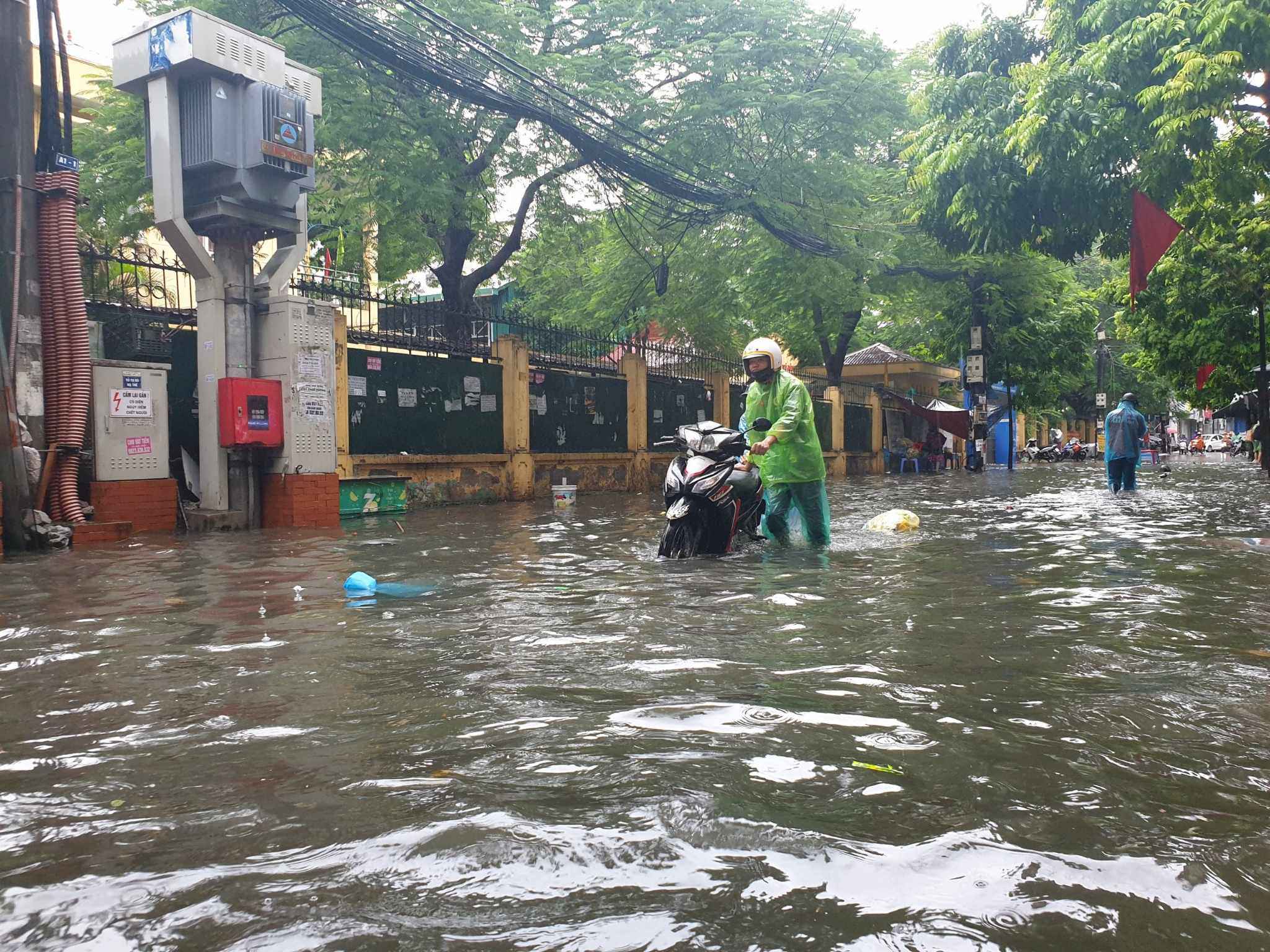 Những tuyến phố được ví “như sông”, “như vịnh” ở Hà Nội, cứ mưa là ngập - 2