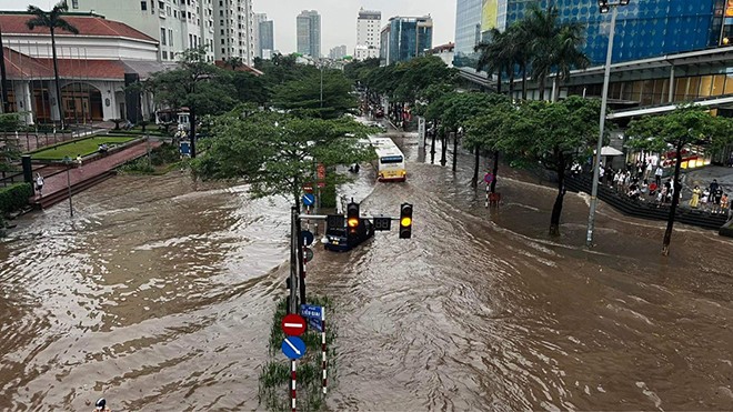Những trận mưa lịch sử khiến phố Hà Nội không biết đâu là đường đi, vỉa hè hay hố ga - 6