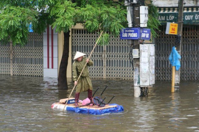 Những trận mưa lịch sử khiến phố Hà Nội không biết đâu là đường đi, vỉa hè hay hố ga - 1