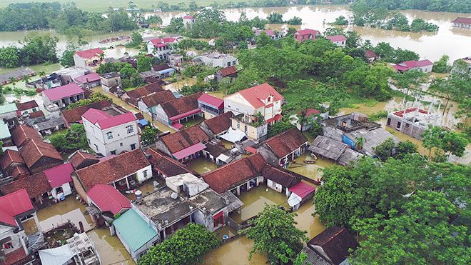 Những trận mưa lịch sử khiến phố Hà Nội không biết đâu là đường đi, vỉa hè hay hố ga - 4