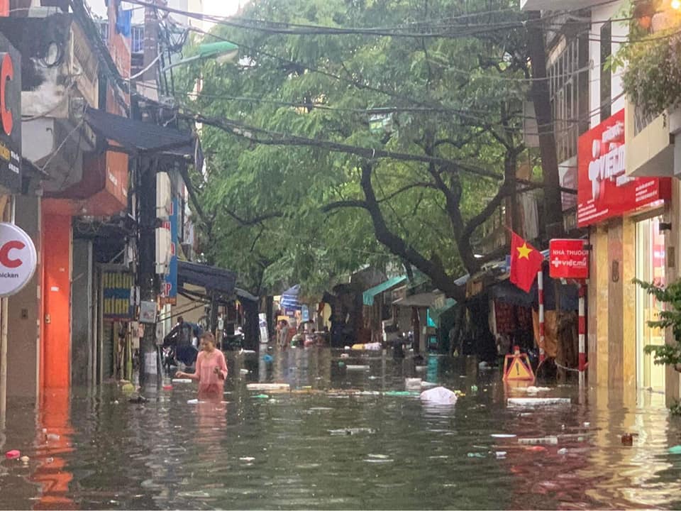 Những trận mưa lịch sử khiến phố Hà Nội không biết đâu là đường đi, vỉa hè hay hố ga - 7