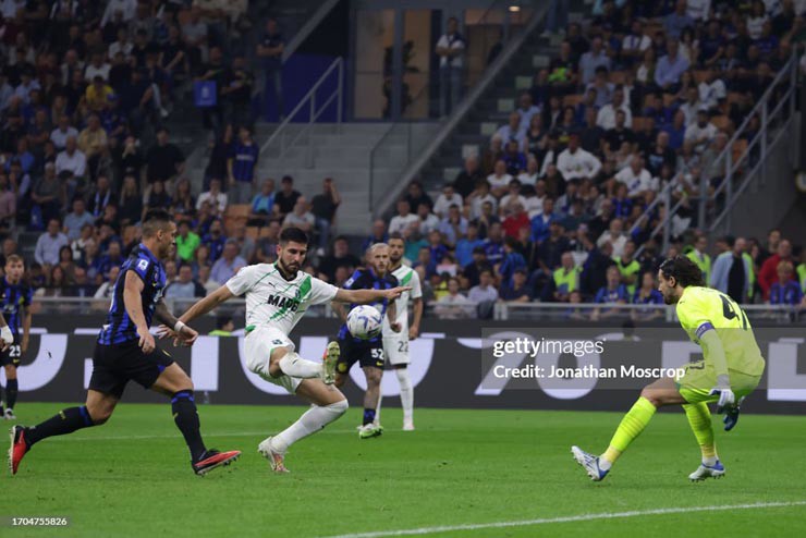 Inter Milan (áo xanh đen) thua sốc trên sân nhà