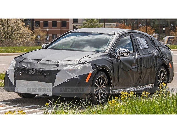Toyota Camry thế hệ mới ngụy trang chạy thử trên đường phố