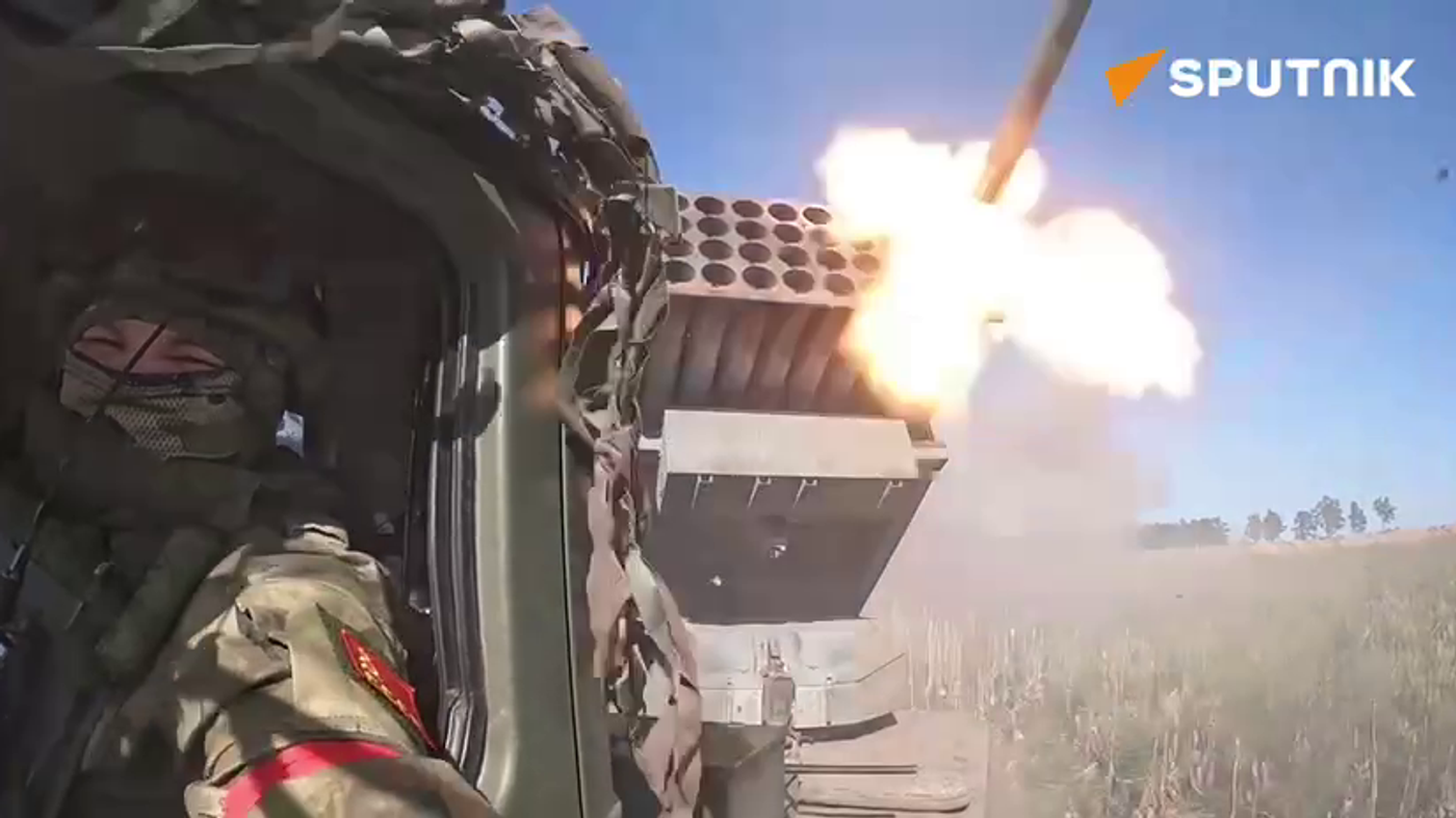 Video: Pháo phản lực Nga mạnh tương đương HIMARS khai hỏa nhằm vào mục tiêu Ukraine - 1