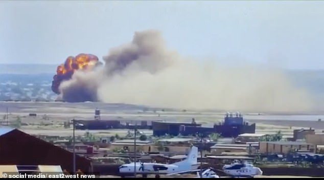 Video: Máy bay nghi của Wagner lao khỏi đường băng ở châu Phi, phát nổ thành cầu lửa - 1