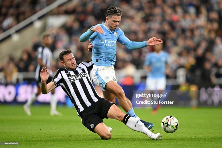 Man City (áo xanh) chiếm thế chủ động trước Newcastle