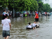 Tin tức trong ngày - Học sinh bơi lội, bắt cá, đi thuyền trên &quot;vịnh&quot; Triều Khúc