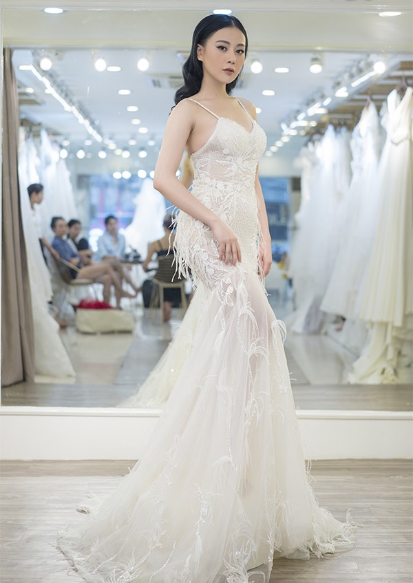 Phương Oanh thử váy cưới, chuẩn bị cho ngày trọng đại vào tháng 11.