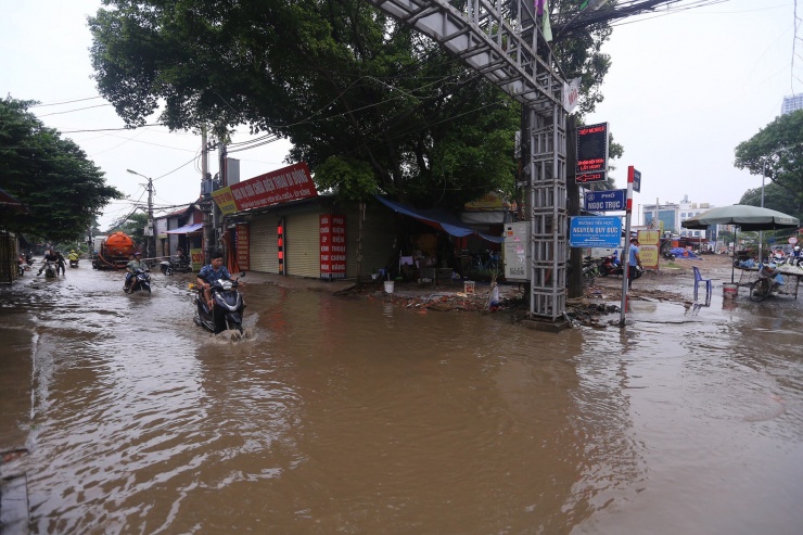 Mặc dù các tuyến đường ở Hà Nội đã rút hết nước sau một ngày mưa lớn thì phố Ngọc Trục (quận Nam Từ Liêm) vẫn tồn tại tình trạng ngập úng.