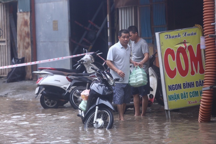 "Không ai đến quán ăn cơm cả, chỉ có người quen đặt giao hàng thôi, hai ngày nay đều không buôn bán được gì", chủ quán cơm trên phố Ngọc Trục chia sẻ.