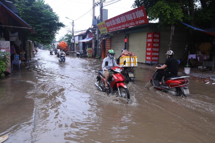 Người dân ở đây cho biết, con phố luôn trong tình trạng ngập úng khi gặp mưa lớn.