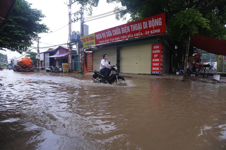 Người dân ở đây cho biết, trong ngày hôm qua ở khu vực này ngập sâu đến 80cm, giao thông gần như tê liệt, không có xe nào qua lại.