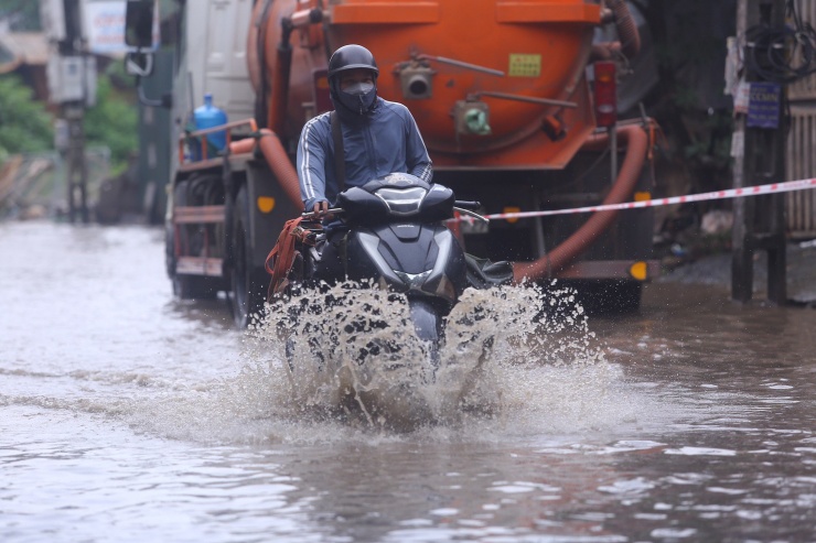 Để đi vòng thì phải đi khoảng 1km nên nhiều người chọn cách băng qua "biển nước".