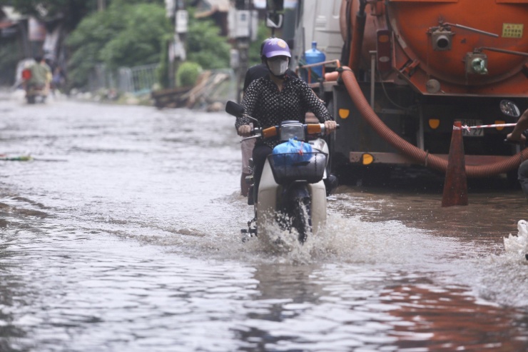 Phương tiện giao thông di chuyển khó khăn qua "con đường đau khổ" này.