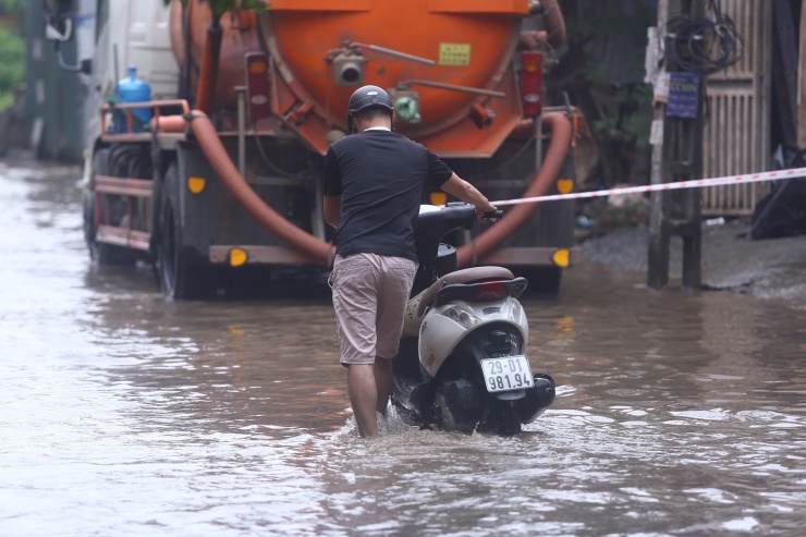 Một xe máy "chết đuối" khi lao vào trong dòng nước.