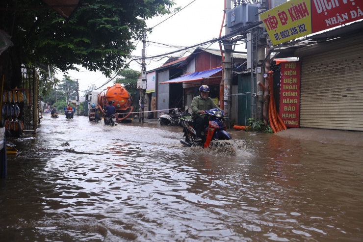 Một con phố ở Thủ đô vẫn chìm trong &#39;biển nước&#39; sau một ngày mưa lớn - 9